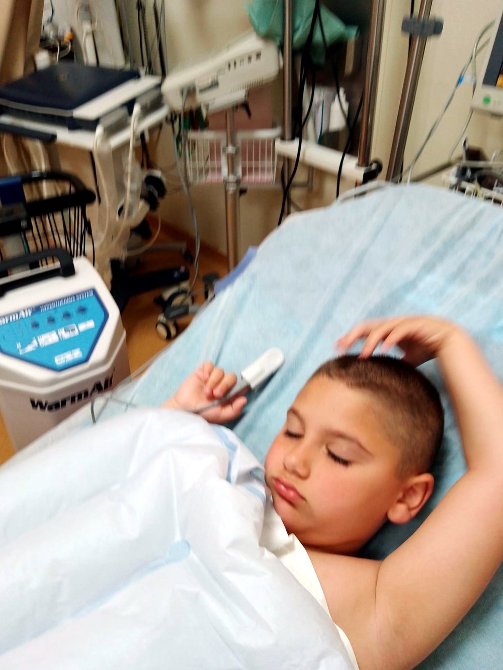 Ianis, odihnindu-se în pat de spital