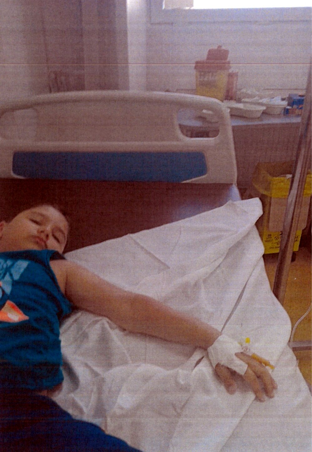 Ianis dormind în pat de spital