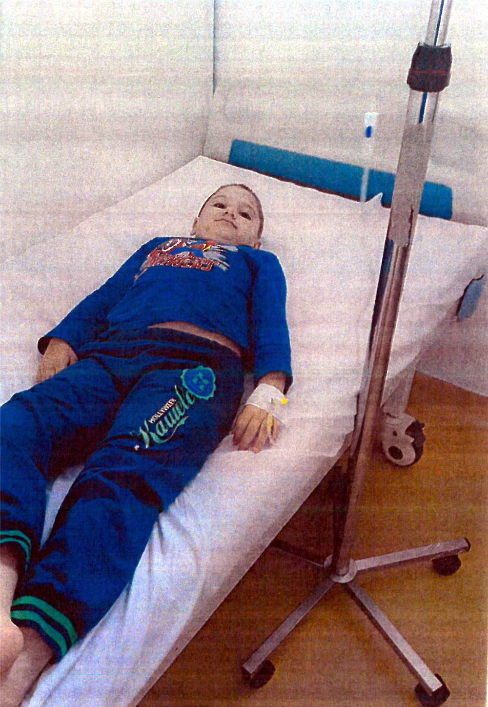 Ianis treaz, în pat de spital cu perfuzie